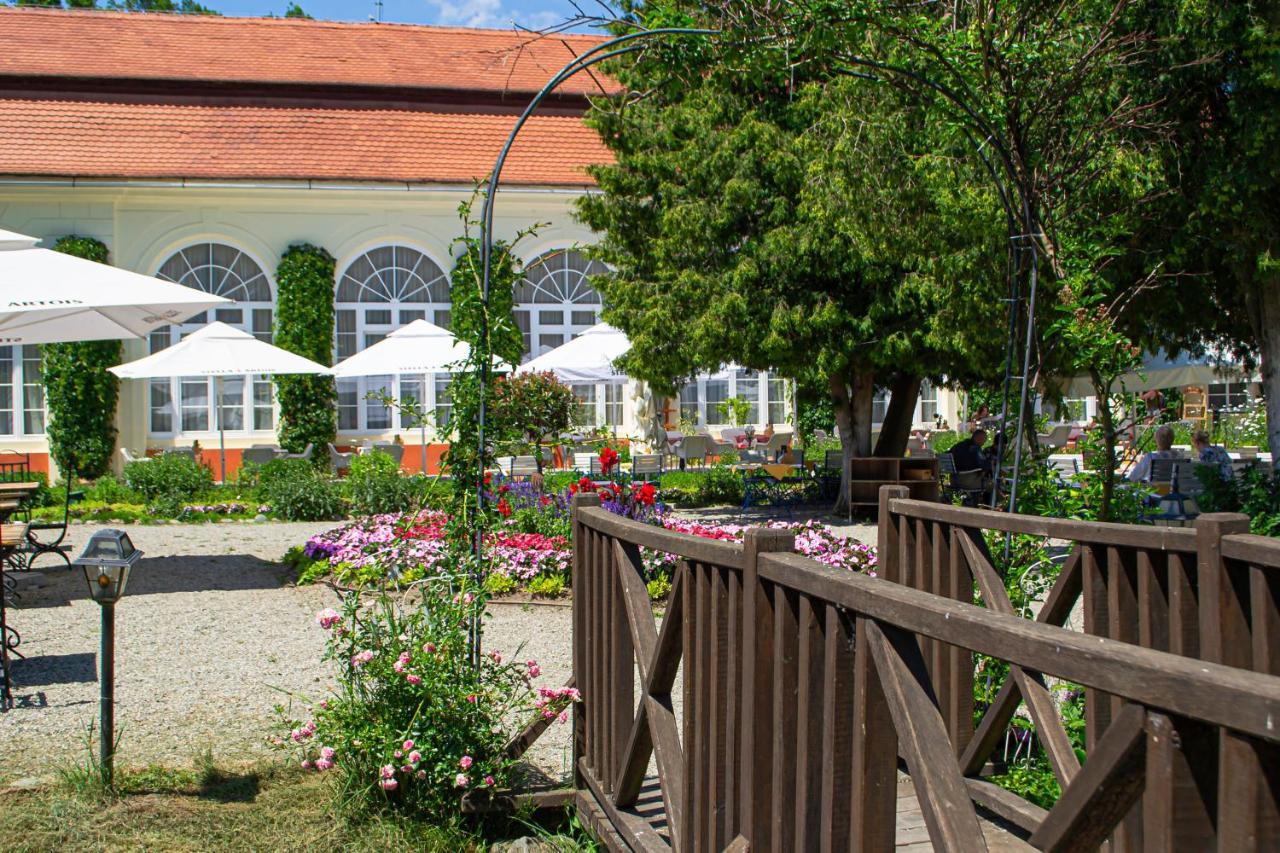 Palatul Brukenthal Avrig Hotel Exterior photo